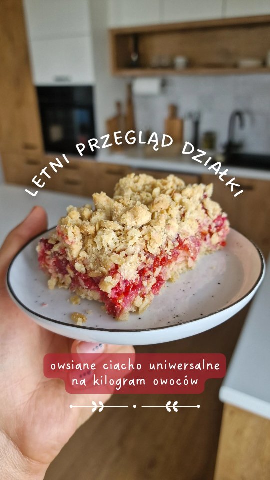 Macie nadmiar owoców? Klęska śliwkowego urodzaju szykuje się za moment na działeczce? Zapisujcie i łapcie przepis, który jest wspaniale uniwersalny, szybki i prosty.
Zrobicie z niego szarlotkę, kwaśne ciacho z sezonowych owoców, a zimą wykorzystacie zamrożone dary od babci 😍
.
A z perspektywy dietetycznej? Mamy tu płatki owsiane, mąkę pełnoziarnistą i całą masę owoców. Na blaszkę możecie dać 800-1000g owoców.
🍓🍒🍎🍉🍑🍊🥕🥭🍍🍌🍋🍐🍏🥝
.
U mnie naczynie 25x18cm dało 12 wspaniałych kawałków deseru (pojedynczy: 220kcal na erytrolu, 250kcal używając cukru).
.
To ciacho ma niesamowity potencjał: świetnie pasuje do jogurtu lub twarożku, żeby razem stworzyć niezły przekąskowy i zbilansowany duet.
.
Na 100% to ciasto zrobię jeszcze na milion sposobów. To przepis, którego sama sobie życzyłam - całkiem zdrowy i uniwersalny ❤️
.
Spróbujecie?
.
Ten przepis jest lekką modyfikacją @mojewypiekicom (Kruche ciasto owsiane z truskawkami). 
.
#rodos #sezonoweowoce #sezonoweodżywianie #zdrowedesery #fitciasto #śliwki #papierówki #porzeczka #działka #zdrowewypieki