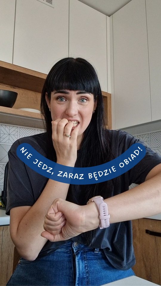 🥲 Czujesz spory głód, ale nie masz nic gotowego. Zaczynasz szykować obiad albo szukasz czegoś na dowóz.
🤯 Jesteś na wakacjach i po długiej wycieczce szukasz restauracji z burczącym brzuchem.
😖 Wracasz do domu i odgrzewasz jedzenie, ale z głodu podjadasz zimne kawałki z patelni.

Znasz to?
Zazwyczaj „honorowo” starasz się dotrwać bez podjadania do posiłku? 
👉🏻Możliwe, że takie hamowanie doprowadza do większego głodu, gorszego samopoczucia i zwiększa szanse na przejedzenie, kiedy posiłek w końcu nadejdzie.

🙃 To nie znaczy, że ta zasada jest zupełnie bez sensu. U dzieci bywa uzasadniona — mają mniejsze żołądki i inaczej działającą kontrolę głodu i nasycenia. U nich trzy gryzy jabłka tuż przed obiadem faktycznie mogą „zabić” apetyt.

A u dorosłych? Sensowna przekąska może:
✨ zmniejszyć ilość i intensywność myśli o jedzeniu
✨ obniżyć napięcie i uspokoić
✨ wyrównać glukozę i insulinę
✨ zmniejszyć ryzyko przejedzenia (i kalorycznego, i fizjologicznego)

Co to jest „sensowna” przekąska tuż przed posiłkiem?
Dowolna kombinacja (im więcej cech, tym lepiej):
👉🏻 o wyznaczonej porcji, niskokaloryczna, o dużej zawartości wody, ciepła, bogata w błonnik, jedzona lub pita powoli.

W praktyce:
🥣 miseczka ciepłej zupy
🥗 porcja sałatki / surówki / warzyw na ciepło / surowe warzywa w słupkach
🍏 jabłko lub inne owoce
🫖 duży kubek ciepłej herbaty / bawarki / Inki / kakao / chai

Kiedy unikać przekąszania:
👉🏻 jeśli posiłek jest naprawdę niedługo, a Twój poziom głodu niealarmujący
👉🏻 kiedy trudno Ci skończyć na wyznaczonej porcji i łatwo się „rozpędzasz”
👉🏻 jeśli ciągnie Cię do przekąsek o dużej gęstości energetycznej (paluszki, krakersy, orzechy, kanapki, sery, kabanosy, słodycze, przetworzona żywność)

#dietetyk #psychodietetyka #zdrowenawyki #głód #przekąski #zdrowejedzenie #intuicyjneodżywianie #odżywianie