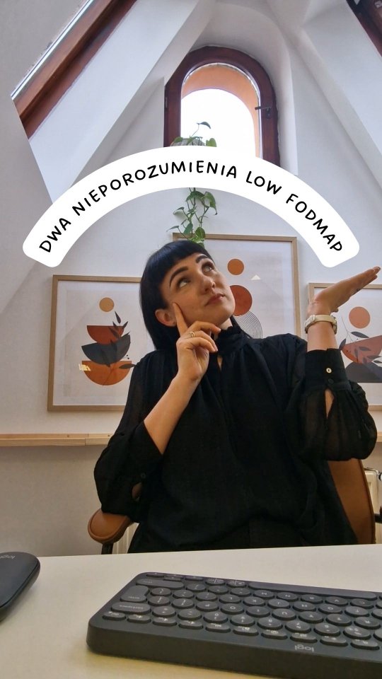 A potem w gabinecie spotykam pacjentów, którzy byli na LOW FODMAP już wiele razy, a dolegliwości jak były, tak są.
.
I żeby była jasność - ja w ogóle nie obwiniam gastrologów. Najnowsze wytyczne PTG-E dotyczące postępowania IBS są z 2018r i tam rekomendują użycie diety z ograniczeniem FODMAP jedynie jako sposób na ograniczenie dolegliwości. Nie ma ani słowa o identyfikacji problematycznych składników diety przez 3-fazowe postępowanie.
.
Warto też pamiętać, że około 70% osób odczuwa ulgę w dolegliwościach po tej diecie.
Pozostałe 30% osób, jeśli nie odczuły zmian po tych kilku tygodniach, najprawdopodobniej mają inne czynniki wywołujące dolegliwości i nie mają sensu powtarzać/ podtrzymywać diety.
.
🧐 Temat jelita drażliwego i FODMAP jest super niszowy, czy są tu osoby, które skorzystały z tej rolki? 
.
👩🏻‍🎓 Mówiąc, że LOW FODMAP wymaga dokształcenia, myślami o kursie dla pacjentów Uniwersytetu Monash, ponieważ to najbardziej wiarygodne źródło. Absolutnej większości poleciałbym po prostu konsultację z wykwalifikowanym w temacie dietetykiem.
.
#IBS #lowfodmap #zespółjelitadrażliwego #problemyjelitowe #dietetyk