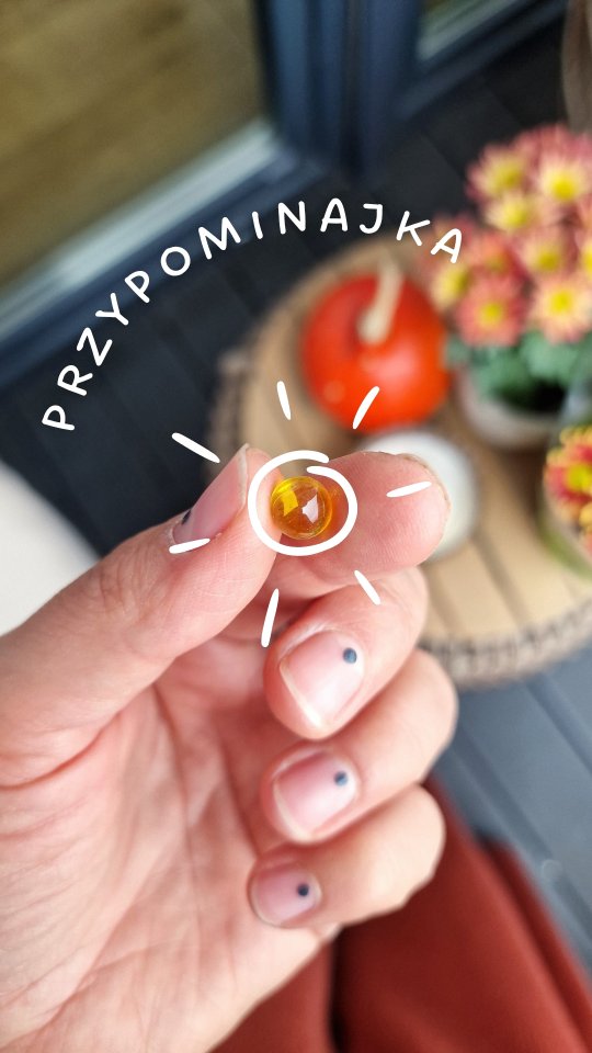 Nie czekaj z suplementacją, aż zaczniesz odczuwać skutki niedobru.
To, że jeszcze miesiąc temu poziom witaminy D był w normie nie oznacza, że nie należy jej suplementować.
.
☀️ Dobry poziom witaminy D jest wyznacznikiem dobrze dobranej dawki suplementacji, którą należy kontynuować lub odpowiedniej syntezy skórnej, na którą już średnio możemy liczyć.
☀️ Jej niski poziom może pogorszyć odporność, obniżyć nastrój, zwiększyć poczucie zmęczenia, wydłużyć regenerację organizmu po treningu lub infekcji. U kobiet może wydłużyć cykle i zwiększyć bolesność okresu.
☀️ Witamina D nie jest jedynym ani najważniejszym czynnikiem wpływającym na powyższe dolegliwości. To oznacza, że skrupulatna suplementacja lub wysokie dawki nie uchronią nas niczym magiczna tarcza przed wszystkimi nieprzyjemnościami, ale może sprawić, że będą lżejsze lub rzadsze.
.
💡Jeśli nie masz takiego zalecenia lekarskiego, nie ma potrzeby badać poziomu witaminy D przed rozpoczęciem okresowej suplementacji w dawce 2-4 tys IU.
.
#witaminad #dietetyka
#suplementy #jesień #jesieniara🍁 #zdrowie #profilaktyka #suplementacja