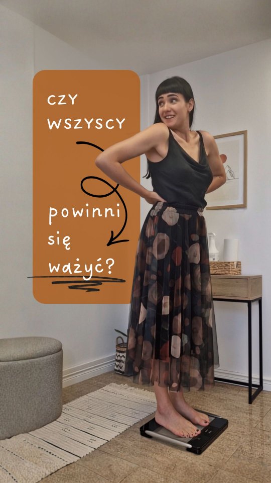 Nie warto i nie należy demonizować wagi łazienkowej 😈
.
Czy wiecie, co jest jednym z najlepiej poznanych sposobów na:
✨ uchronienie się przed wzrostem masy ciała wraz z wiekiem i
✨ zwiększenie szans na utrzymanie redukcji masy ciała?
👇🏻
Regularna kontrola masy ciała
👆🏻
I możliwe, że dostanę za to po głowie, bo wydaje mi się, że w czasach minimalizowania w życiu wszystkiego co nieprzyjemne (a zwłaszcza na IG), to wybitnie niepopularne zdanie. Zwłaszcza z ust psycholożki i dietetyczki.
Ale to nawet nie jest opinia, a jeden z lepiej zbadanych i udokumentowanych faktów dietetycznych.
.
Brak regularnej kontroli masy ciała wiąże się ze wzrostem wagi w długiej perspektywie czasu.
I dużo wskazuje na to, że osoby, które już mają problem z nadmierną masa ciała, bez takiej kontroli przybierają jeszcze szybciej, niż osoby z wyjściowo prawidłową wagą. 
.
❔Czy to oznacza że każdy i zawsze musi się zmusić do ważenia? 
Nie. Osoby, które odczuwają wysoki poziom lęku lub cierpienia związanego z ważeniem powinny poszukać pomocy w naprawie relacji z ciałem i starać się dojść do momentu, w którym wynik ważenia będzie daną zdrowotną, a nie wyzwalaczem ogromnej reakcji emocjonalnej.

❔Jak często warto się ważyć?
Ważniejsza niż konkretna częstotliwość jest REGULARNOŚĆ I KONSEKWENCJA na przestrzeni lat.
Jeśli mamy aktywny problem z masą ciała, warto rozważyć pomiary częstsze niż raz na miesiąc.

❔ Czy nie lepsze są pomiary obwodów?
Z mojej perspektywy pomiary obwodów talii, czy bioder w długiej perspektywie mają sens albo jako pomiary dodatkowe albo jako pomiary główne u osób, które mają dość stabilną masę ciała na przestrzeni życia.

Z mojej perspektywy waga powinna być równie neutralna dla naszych emocji, jak pomiar cholesterolu we krwi. To niezbędna dana na temat naszego zdrowia, która umożliwia świadome podjęcie działania.

Inną sprawą jest, że duże emocje przy ważeniu się są też w pełni zrozumiałe i najczęściej spowodowane nieprzyjemną konfrontacją z czymś, czego nie akceptujemy, ale też... błędnymi i zbyt pochopnymi wnioskami opartymi na