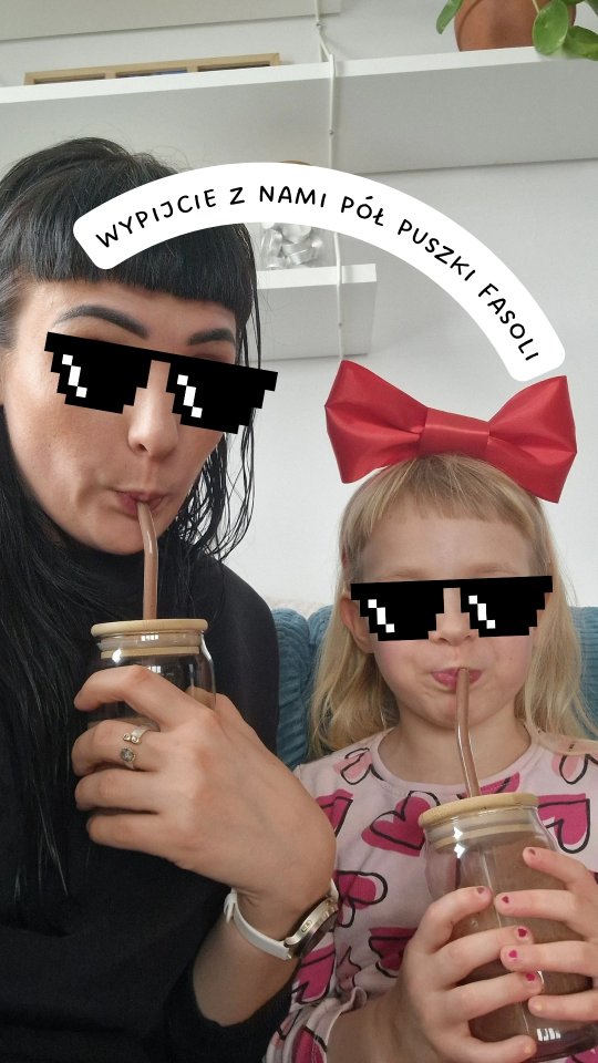 To kto się odważy? 🤣
Ja wiem, że fasola albo ciecierzyca w koktajlu może brzmieć dziwnie, ale uwierzcie - jej tam nie czuć.

To po co ją dodawać?
🍌 nadaje koktajlowi gęstość, kremową konsystencję (podobnie jak banany)
💪🏻 zapewnia dodatkowe roślinne białko, lepsze nasycenie po wypiciu, 
🤸🏻‍♀️ sporo wartości odżywczych
🫘  i co najważniejsze - jeśli przyczyni się do częstszego spożycia strączków - wymierne korzyści dla długoterminowego zdrowia (profilaktyka chorób sercowo-naczyniowych, cukrzycy, niektórych nowotworów, zazwyczaj wspiera zdrowie jelit).
.
Zbiór aktualnej wiedzy i informacji na temat strączków oraz przepisów znajdziecie w darmowym e-booku @ncez_pl
"Strączki są zdrowe".

#koktajlbiałkowy #strączki #przepisydladzieci #zdroweprzepisy #roślinneprzepisy