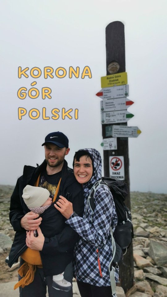 Chodźcie, pokażę Wam 11 lat mojego życia z perspektywy gór 🏔️
A przy okazji, na własnym przykładzie opowiem, czy podejmowanie się wyzwań sportowych potrafi wyrobić nam stałe nawyki związane z ruchem 🚴🏻‍♀️
.
Badania pokazują - że faktycznie tak: zapisanie się duże wyzwanie (maraton, cykl wyścigów kolarskich, zdeklarowanie zdobycia Korony Gór Polski) może wpływać na długoterminowe nawyki związane z ruchem. Ale, żeby to było skuteczne, muszą być spełnione pewne warunki.

⭐ Wyzwania mogą zmieniać przyzwyczajenia osób o wyjściowo niskiej aktywności ⭐

Ruch nie był nigdy dla mnie naturalny. Dawałam radę wchodzić na szczyty, ale to było działanie po własnym trupie do celu. Koszt był zawsze ogromny. Sprawa się zmieniła, kiedy chciałam wejść na Rysy (w 2017r). 
 
⭐ Proces przygotowań ⭐

Przez kilka miesięcy chodziłam na zajęcia fitness i siłowe, a patrząc w lustro czasami wyobrażałam sobie, jak wchodzę na najwyższy szczyt w Polsce. Tak też się stało. Wchodziłam z TURBO energią, i takim poczuciem siły, że miałam wrażenie, że mogłabym to zrobić dwa razy pod rząd. 
Rutyna treningowa, którą wyrobiłam sobie w tamtym czasie pozostała ze mną na długie lata.

⭐ Nowa tożsamość ⭐

Wiele lat myślałam o sobie jako nielubiącej i wstydzącej się ruszać. Doświadczenie regularnego chodzenia na siłownię, obserwowanie, że jestem konsekwentna, że jestem silna, że bez problemu wchodzę w świetnej kondycji na szczyty, że nie potrzebuję przerw zmieniła moje zdanie na swój własny temat - od lat widzę siebie, jako osobę aktywną, lubiącą i potrzebującą ruchu. To diametralnie zmienia optykę naszej motywacji do ruchu (z powinności na osiędbanie).

⭐ Deklaracja celu i wspólny cel ⭐

W 2020r podjęliśmy z moim Krzyśkiem decyzję, żeby zrealizować KGP jako motywacja do zwiedzania innych, niż standardowych kierunków górskich. Pobranie tego celu ogromnie wpłynęło na realne zwiększenie ruchu w weekendy. W tym czasie studiowałam zaocznie psychologię i zdarzało mi się pisać egzaminy w trekach, żeby jak najszybciej wsiąść w samochód i jechać na sz