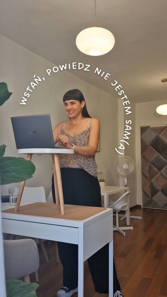 Nie wiem, co mówi o mnie więcej - moje "stojące biurko" w gabinecie, czy ten nagłówek 🙈😂
.
W przypadku pierwszego - nie jest to idealne rozwiązanie, ale działa. W moim przypadku przerwy od siedzenia robię dość długie, bo jeśli już stoję, to minimum godzinę (tyle, ile trwa konsultacja online). Siadam maks po 2h - i tak też się zaleca, żeby nie przemęczyć nóg ani nie nadwyrężyć kolan i kręgoslupa.
🧍🏻‍♀️
Moje własne doświadczenie potwierdza to, co mówią badania - przerywając siedzenie w pracy czuję mniejsze znużenie i lepsze samopoczucie, ale dodatkowo mam też wrażenie, że czuję wyższy poziom mobilizacji i "szybciej" myślę, co jest kluczowe przy prowadzeniu indywidualnych konsultacji 💡
.
Co do nagłówka - mam nadzieję, że mi wybaczycie przywołanie strasznych, historycznych wspomnień, ale nie mogłam się powstrzymać 🙃 w mojej głowie pojawiło się słowo "wstań", a ręka już pisała resztę 😅
.
A Wy? Zdarza się Wam pracować na stojąco?  Czujecie różnicę?
.
#zdrowieprzybiurku #przerwysązdrowe #mniejsiedzenia #insulinooporność #biurkofit #pracazdrowiej #mikroruch #zdrowystylżycia #dietetyczkaradzi #profilaktykazaczynasięodruchu