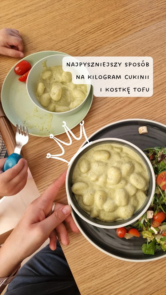 Ten przepis serio wałkujemy raz w tygodniu. Od dawna. Zmieniamy tylko warzywa na sezonowe lub te, które raczą być w naszej lodówce.
A że dostałam od babci 3 cukiniozaury, to było już: pieczone ratatouille, były placki i nie mogło się obyć bez sosiku do kluseczek. 
Ten przepis kocham za prostotę, przemycenie znaczących ilości warzyw na porcję posiłku i wybitne własności prodzieciowe.
.
A kto się boi tofu - nie bójcie się. To podpowiedziane przeze mnie nadaje się idealnie, wnosi dużo smaku i jedwabistą konsystencję 👌🏻
.
A sosik na sałatkę też jest wybitny:
- 1 duże chluśnięcie* octu balsamicznego
- 0,7 dużego chluśnięcia oliwy
- 0,3 dużego chluśnięcia syropu daktylowego
- sól 

*duże chluśnięcie jest tu proporcjonalną jednostką miary, możecie sobie je zamienić na adekwatną do wielkości sałatki miarkę.
.
Jak tam wasze zapasy cukinii?