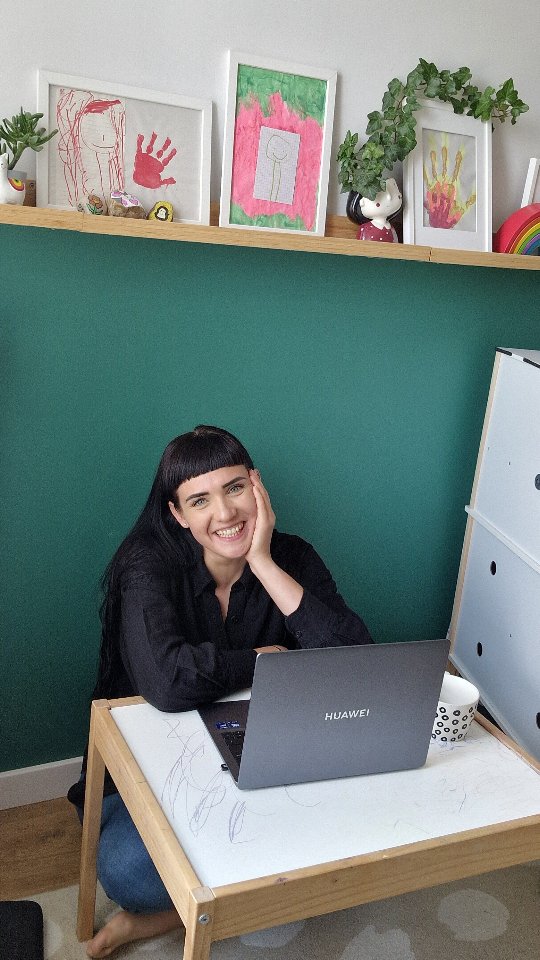 Moje tymczasowe miejsce pracy z domu pięknie pokazuje, że poza zawodowym obliczem, dużo się dzieje na zapleczu, którego zazwyczaj tutaj nie widać 🙈
.
I o ile ten profil jest o dietetyce, psychodietetyce i o dobrym, zdrowym jedzeniu, to ten jeden raz w roku będę przypominać, że oprócz tych rzeczy, jestem też mamą.
.
Dlatego, że zbyt często bycie mamą jest traktowane jako coś w tle, niewidoczne, co jest tak oczywistego i bazowego, że na co dzień traktowane, jakby to się nie liczyło, jakby tylko to, co postawi się na tej bazie było wartościowe i mierzalne dla nowoczesnego świata.
A bycie mamą to praca, nierzadko równie lub bardziej wymagająca niż ta zawodowa, tylko bez możliwości jej opuszczenia i odpoczęcia na urlopie.
.
Doświadczenie tego na własnej skórze sprawia, że zupełnie inaczej patrzę na swoje pacjentki, na mijane na ulicy kobiety. 
.
Mamy - wszystkie te, które znam i wszystkie te, które jesteście częścią mojego wycineczka internetu - macie moje całe serce, podziw i życzliwość 💛 
A z okazji naszego wspólnego święta, życzę Wam dostrzegania ogromu, którego dokonujecie na co dzień i jak najczęstszych przebłysków, że zasługujecie traktowania siebie tak, jak swojej najukochańszej przyjaciółki.
No i żeby serce topniało jak masło na gorącym gofrze, w tych niesamowitych momentach, kiedy pociechy są pocieszne, a nie demoniczne 🧇🦄👹
.
#dzieńmamy #kobieta #dietetyczka #psycholożka #właścicielkafirmy #mama