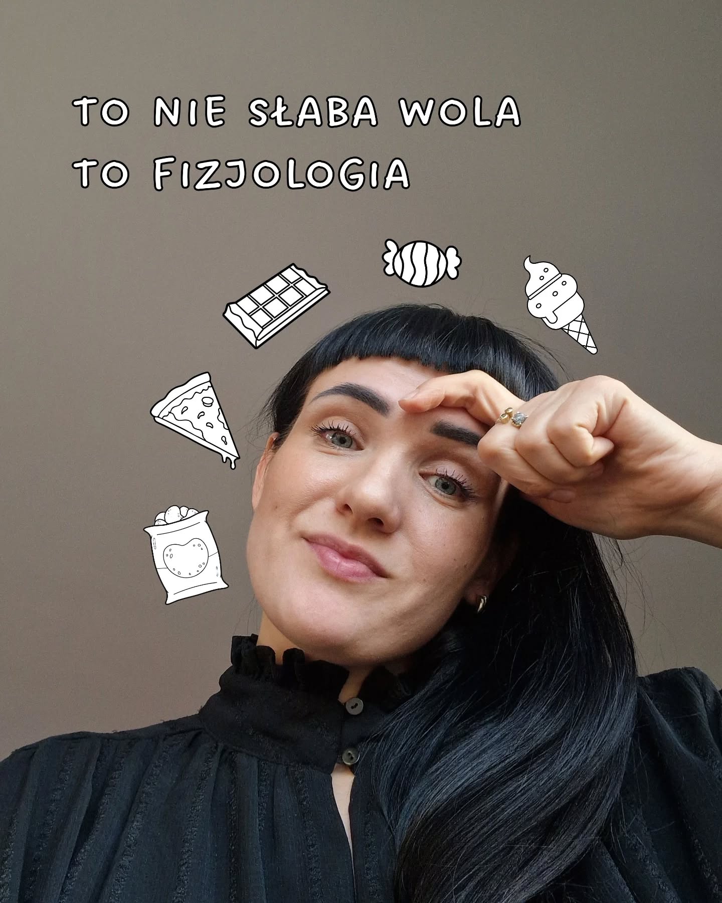 Czy wiesz, że ogromna część codziennej chęci na słodycze, uporczywego podjadania, wieczornego „drugiego żołądka”, myśli krążących w kółko wokół jedzenia… wcale nie wynika z braku silnej woli, uzależnienia czy „słabej psychiki”?

W praktyce gabinetowej najczęściej to po prostu efekt przegłodzenia.

I nie zawsze chodzi o dramatycznie długą przerwę bez jedzenia.
Czasem to dzień zaczęty od szybkiej kawy i pierwszego posiłku o 12.
Albo trzy zbyt małe posiłki.
Albo dzień w biegu - stres wycisza sygnały głodu, aż do momentu, gdy w końcu usiądziesz.

Zjedzenie posiłku po takim przegłodzeniu może wywołać reaktywny spadek glukozy.

Najpierw poziom cukru we krwi rośnie szybko, bo organizm w końcu dostał „paliwo”.
Ale wyrzut insuliny bywa wtedy mocniejszy niż zwykle. Glukoza spada… czasem zbyt nisko, zbyt szybko.

I w tej sytuacji nagle możesz poczuć:

👉🏻 Jakby ktoś odciął Ci prąd, albo przekuł balon z energią.

👉🏻 Pojawia się trudna do zatrzymania potrzeba jedzenia - nie spokojna, tylko z domieszką pośpiechu, napięcia.

👉🏻 Albo nagła, zupełnie niesprecyzowana potrzeba słodkiego.
Nie chodzi o czekoladę czy konkretny smak - to raczej impuls: „muszę zjeść coś słodkiego TERAZ, inaczej zwariuję”.

👉🏻 Do tego mgła myślowa, trudność w skupieniu, lekki niepokój bez wyraźnego źródła.
Trudno „ogarnąć logicznie i racjonalnie” sytuację.

Z zewnątrz to wygląda jak „brak kontroli nad jedzeniem" lub słabość.
Od środka to fizjologiczna konsekwencja zbyt dużego głodu i zbyt długiej przerwy.

Te odczucia mogą mieć różne przyczyny, ale w gabinecie najczęściej wraca ten sam wzorzec:
im doprowadzi się do silniejszego głodu lub długo niedojada, tym intensywniejsza reakcja organizmu w drugą stronę.

Jeśli znasz te scenariusze aż za dobrze, a teoria nie przekłada się na codzienność - to dokładnie w takich sytuacjach pracuję z pacjentami.
👉 Pomagam poukładać jedzenie tak, żeby w końcu zrobiło się jakby spokojniej.

💬 A Ty? Kojarzysz to „odpłynięcie” po jedzeniu albo POTRZEBĘ słodkiego?
Daj znać w komentarzu - w gabinecie często widzę szok, że to nie jest reakcja "typowa dla mnie", a zupełnie racjonalna, biologiczna i absolutnie powszechna.