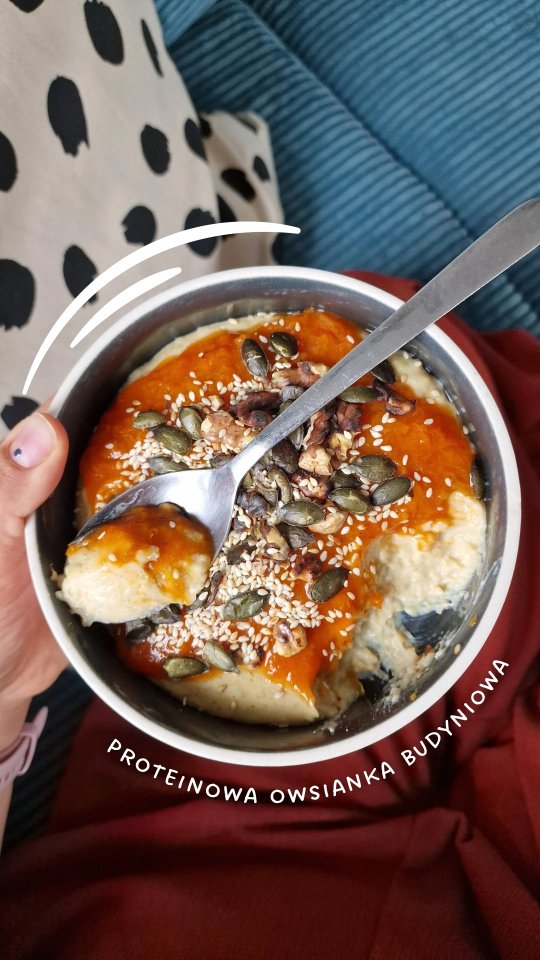 Dla mnie to jedyny sposób na zjedzenie ze smakiem roślinnej odżywki białkowej 🙃
.
👉🏻Po co używam odżywki?
- bo chcę mieć alternatywę dla nabiału i ograniczyć jego ilość w diecie (względy niedietetyczne)
- bo owsianka na mleku owsianym jest mało sycąca, nie ma źródła białka i ma wysoki ładunek glikemiczny (gdzie te wszystkie elementy są ze sobą powiązane)
- mogłabym je zrobić na mleku sojowym, ale też staram się już nie rozkręcać i tak szalonego tempa spożycia mleka roślinnego w domu.
.
👉🏻Na co uważać używając odżywki białkowej?
- nie podawać posiłków z jej użyciem dzieciom
- trzeba pamiętać, że odżywka białkowa ma głównie białko i jest uboga w całą resztę: w witaminy i składniki mineralne. Zastępując nią regularnie nabiał, może zwiększać ryzyko niedoboru wapnia, zwłaszcza u wegan / osób z mocno roślinną dietą.
.
👉🏻Dlaczego używam płatków błyskawicznych?
- bo nie tylko górskie mogą stworzyć zdrowy posiłek!
- płatki błyskawiczne w tym przepisie są w stanie stworzyć budyniową konsystencję, czego nie osiągnęłabym płatkami górskimi
- zdrowy posiłek lub posiłek adekwatny dla osób z insulinoopornością liczy się jako suma wszystkich składników. Użycie płatków błyskawicznych nie jest przestępstwem przeciwko dietetyce 🙃
.
#dietetyka #zdroweśniadanie #odżywkabiałkowa #insulinooporność #owsianka #owsiankanaśniadanie #białkogrochu