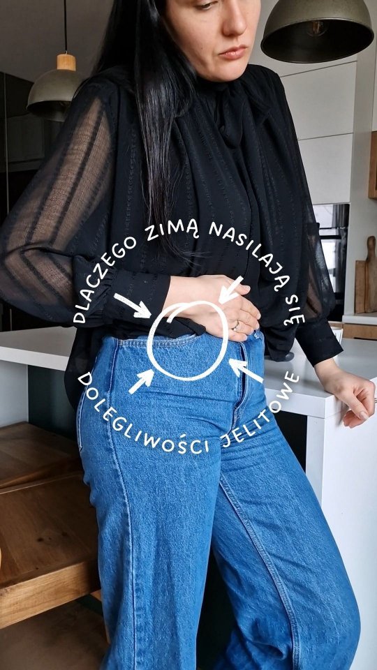 Zima to dla wielu osób czas, kiedy brzuch daje o sobie znać dużo mocniej niż zwykle.
I to nie jest przypadek.

🍝 Jemy wtedy więcej ciężkich, tłustych i większych porcji, co naturalnie obciąża przewód pokarmowy.

🥗 Gdy „nie ciągnie nas” do warzyw, spada spożycie błonnika, a rośnie udział białej mąki, pieczywa czy słodyczy. To zmienia motorykę jelit i florę bakteryjną.

🥬 Dla części osób nawet kiszonki mogą nasilać objawy (dużo mannitolu = więcej gazów).

⚡ Do tego dochodzi grudniowe napięcie, krótsze dni, mniej ruchu i całe tempo przedświąteczne. A stres to jeden z głównych triggerów IBS.

🚗 Dorzućmy jeszcze nieregularność: dni poza domem, szybkie przekąski, przegłodzenia, pomijanie posiłków, duże „nadrobienia” wieczorem. To jeden z najpewniejszych wyzwalaczy bólu, skurczów i wzdęć.

🍷 A na koniec alkohol i słodkie napoje: drażnią śluzówkę, zwiększają wrażliwość jelit, zaburzają perystaltykę i przyciągają wodę do jelita — dlatego objawy mogą być mocniejsze niż latem.

Jeśli opisane zmiany stylu życia przynoszą ulgę - świetnie. One stanowią niezbędną bazę do dobrego funkcjonowania przewodu pokarmowego.
Jeśli jednak objawy wracają, nasilają się lub zaczynają wpływać na jakość życia, warto się zwrócić do dietetyka.

👉 W mojej pracy to jeden z najczęstszych tematów, z jakimi trafiają do mnie pacjentki. Link w bio.

#ibs #wzdecia #jelita #zdrowejelita #ibsawareness #psychodietetyka
#świadomejedzenie #zdrowenawyki #zdroweodżywianie #dietetykonline
#dietetykpolska #przewodpokarmowy #zdrowiejelita #pracazodzywianiem
#zimoweklimaty #zdrowystylżycia