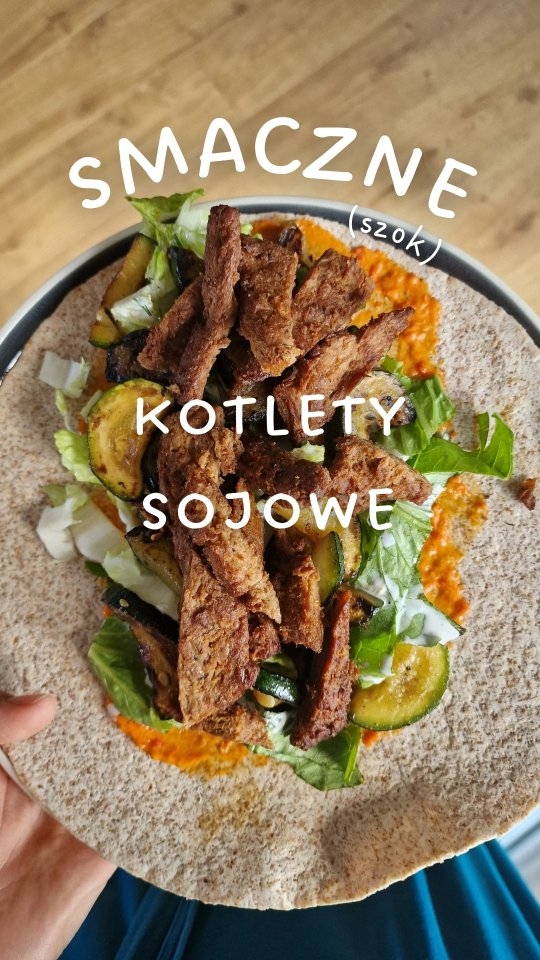 Długo szukałam smacznego przepisu na kotlety sojowe. W sumie nie dla Was, a dla naszej rodziny - żeby była łatwo dostępna alternatywa mięsa, która jest niedroga i prosta do własnych modyfikacji.
Po latach mogę Wam podrzucić sprawdzony i smaczny przepis, który możecie dalej wykorzystać wedle własnego uznania.
.
Tego typu przepisy w moim uznaniu są zdrowe, bo: 
👉🏻 soja jest zdrowa (i nie jest to żadna kontrowersja - to dobrze przebadany strączek, o udowodnionym pozytywnym wpływie na zdrowie)
👉🏻 kotlety są zrobione z odtłuszczonej mąki sojowej w procesie ekstruzji, więc ich poziom przetworzenia można porównać do chrupków kukurydzianych, czyli w mojej ocenie: niewielki poziom przetworzenia 
👉🏻 pozwalają swobodną modyfikację i kontrolę ostatecznych wartości odżywczych: ilości i jakości tłuszczu, ilości soli oraz innych dodatków 
👉🏻 mają dobre wartości makroskładników i mikroskładników: pozwalają na proste zbilansowanie zdrowego posiłku z ich użyciem.
.
Jak smakują? Wątpię, że jak mięso, ale myślę, że są ich dobrą alternatywą w analogicznych posiłkach i jest to najsmaczniejsza odsłona kotleta sojowego, jaką mi się udało wyprodukować 😉
.
Spróbujesz? Zapisz ten przepis i daj znać, jak Ci wyszły!

#kotletysojowe #wegetariańskie #zdroweprzepisy #wegeobiad #wegeprzepis #dietetyczka #wegetarianka #roślinnejemy #cozdietetykiem #zdrowojem #wegeinspiracje #obiadbezmięsa #domowyobiad #roślinneprzepisy #mealpreppl