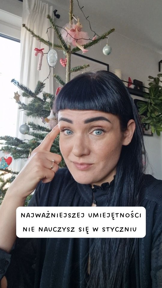 Dużo osób myśli, że grudzień to czas stracony.
„Po co teraz się starać… Skoro zaraz święta, wyjazdy, spotkania, ciasta, pierogi - i tak nie wyjdzie. Lepiej poczekać do stycznia”.

A ja uważam dokładnie odwrotnie.
Grudzień to najlepszy miesiąc, żeby pracować nad tym jak i co jemy - tylko nie w tym „dyscyplinującym” stylu, który dobrze znamy. Nie chodzi o odmawianie sobie świątecznego jedzenia ani liczenie pierogów.

Chodzi o naukę elastyczności – umiejętności, która decyduje, czy nasze nawyki działają długoterminowo, czy wpadamy w zapętlony schemat „albo jestem na diecie, albo zupełnie z niej spadam”.

Bo całego życia nie da się zamknąć w rozpisce. Kiedy siedzisz przy babcinym stole, nie masz wpływu na to, co zostało przygotowane, w jaki sposób i w jakich ilościach. Plany się zmieniają, pojawiają się emocje, goście i ich komentarze oraz zewnętrzna presja o jedzenie. W takich sytuacjach nie działa autopilot oparty na gramach i tabelkach.

Wtedy potrzebny jest bardziej intuicyjny tryb: trochę mniej kontroli, trochę więcej oparcia na sygnałach z ciała, swoich potrzebach i ogólnym poczuciu, co Ci służy.

To nie jest łatwe.
Ale właśnie dlatego warto nie spisywać grudnia na straty - bo takie sytuacje wracają cały rok. Na urlopie, wyjeździe służbowym, podczas remontu kuchni, po narodzinach dziecka, czy podczas weekendu po okropnie ciężkim tygodniu. To przewidywalne momenty nieprzewidywalności - sytuacje, w których trzeba odnaleźć się bez trzymania się sztywnych zasad.

Grudzień to czas, w którym możesz sprawdzić:
✨ co jest dla Ciebie naprawdę ważne,
✨ ile swobody, a ile struktury potrzebujesz,
✨ jak jeść z przyjemnością i jednocześnie ze spokojem,
✨ jak doświadczać świąt bez rozdarcia i bez wyrzutów sumienia.

Nauka elastyczności to NAJWAŻNIEJSZA umiejętność, jaką możesz mieć na drodze do spokojnej relacji z jedzeniem.
I nie nauczysz się jej w sterylnych warunkach stycznia.
Nauczysz się jej właśnie teraz - w grudniu.

A dla Ciebie grudzień jest większym wyzwaniem jedzeniowym, czy raczej czasem, w którym pozwalasz sobie czerpać więcej przyjemności?