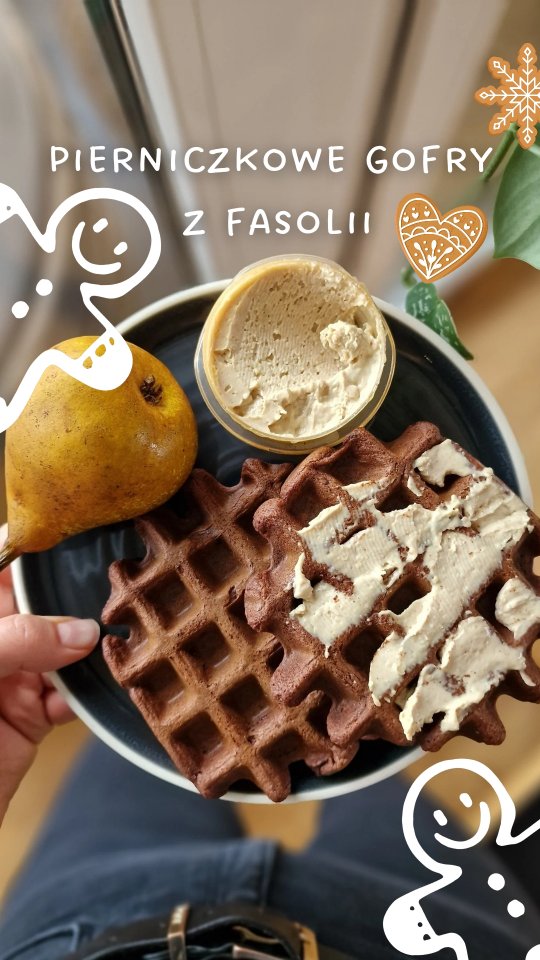 Pierniczkowe gofry w 15 minut i to z ...fasoli?
Ulubiony przepis z bloga robiłam już na wiele wariantów smakowych, ale ten będzie obecnie często powtarzany ❄️

👉 Przepis w bio ("Gofry z ciecierzycy")!

Zmiany dla wariantu pierniczkowego:
- zamiast ciecierzycy użyj tej samej ilości fasoli
- dodaj ekstra: łyżkę kakao, 2 łyżeczki przyprawy do piernika, 1 łyżkę miodu lub syropu daktylowego
- jeśli chcesz, żeby gofry były lżejsze i bardziej miękkie, dodaj +50ml mleka, a jeśli wolisz chrupkość, zostaw oryginalną proporcję płynów 

Podaj z powidłem śliwkowym albo pogrążonymi jabłkami z cynamonem 🫡

#gofry #gofryzciecierzycy #zdrowesniadanie #przepisfit #przepisnawynos #śniadanie #zimowesmaki #przepisnaśniadanie