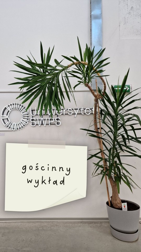 Wczoraj miałam przyjemność wrócić po ponad roku na swoją uczelnię, żeby poprowadzić gościnny wykład dla Koła Naukowego. 
Opowiadałam o wpływie żywności i całościowej diety na zdrowie psychiczne, szczególnie z perspektywy neuroprzekaźników (m.in. modnej ostatnio dopaminy). I chociaż w żaden sposób nie jestem specjalistką od biochemii, która leży u podstaw tych procesów, na pewno mam dużo do powiedzenia w kontekście tego, co można realnie zrobić dla pacjentów i klientów w celu pomocy żywieniowej, która będzie wspierała i stabilizowała samopoczucie oraz zdrowie psychiczne.
.
Myślę, że obecnie blisko połowa pacjentów, z którymi pracuję, mierzy się z jakąś formą zaburzeń na tle psychologicznym. Często nasz pierwszy kontakt zaczyna się od sugestii terapeuty lub lekarza. Ma to ogromny sens, ponieważ badania konsekwentnie pokazują, że takie wielokierunkowe zaoopiekowanie pacjentów daje największe efekty terapeutyczne. 
O ile dieta nie jest magiczną tarczą mogącą bezwzględnie odsunąć lub zakończyć zaburzenia depresyjne, czy lękowe, stanowczo może zmniejszyć ryzyko pojawienia się zaburzenia, wspomóc efektywność terapii, lub zmniejszać ryzyko nawrotów.
Sama też to widzę w gabinecie, gdzie bardzo często stabilizacja w jedzeniu przekłada się także na stabilizację samopoczucia. 
.
W ramach wykładu poruszałam także temat wpływu mikrobiomu i suplementacji.
Świetnie było wrócić na @uniwersytet_swps i móc poopowiadać o tym, co mnie napędza i fascynuje.
.
#dietetyczka #psycholog #swps #zdrowiepsychiczne