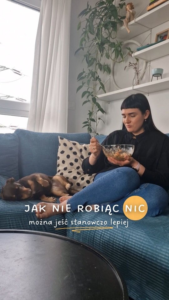 Ktoś mógłby powiedzieć, że szewc bez butów chodzi, ale ja patrzę na moją dietę w ostatnich miesiącach jak na opowieść, którą nieraz słyszałam w swoim gabinecie.
.
Opowieść o przetasowaniach w życiu, nauce łączenia różnych ról, szukania przestrzeni na siebie wśród codziennych zobowiązań i próbie odnalezienia w tym wszystkim na nowo swoich rutyn i nawyków w jedzeniu.
.
Tak więc przez ostatnie miesiące jadłam z nosem w telefonie, na stojąco, w biegu, nie jadłam nic lub dojadałam skrawki po dzieciach, w sumie rzadko w pełni rejestrując co wrzucam do brzucha. 
Ale w końcu to zauważyłam, może też w końcu miałam przestrzeń i siłę, żeby coś zmienić i to zrobiłam. I natychmiastowo odczułam wielką ulgę.
.
W rolce skupiam się na wpływie jedzenia rozproszonego na spożycie kalorii, ale wiemy też, że brak uważnego jedzenia powiązany jest z większą częstotliwością spożywania przetworzonej żywności i nizszym poziomem realizowania zasad zdrowego odżywiania. 
Z innej perspektywy, skupienie na jedzeniu i jedzenie bez rozproszeń generalnie powiązane jest z lepszą jakością życia, lepszym dobrostanem i zdrowiem psychicznym, a nawet redukcją objawów depresyjnych.
.
To tylko ja i mój przebodźcowany dziećmi mózg, czy wy może też kiedyś odczuliście równie intensywnie różnicę między jedzeniem w trakcie pracy/oglądania, a jedzeniem, któremu się zapewnia odrębny czas i uwagę?
.
#uważność #uważnejedzenie #psychodietetyka #zdrowejedzenie #zdrowenawyki