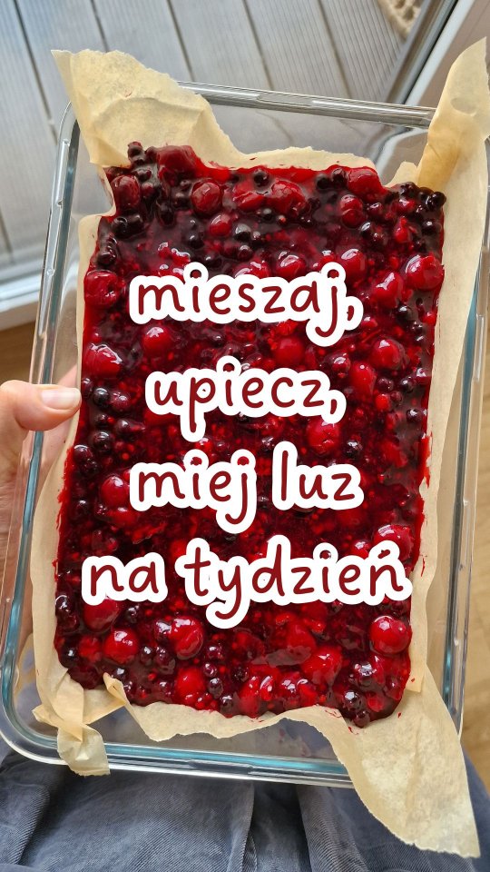 Mi całość zajęła 6 minut 🥳
Co prawda miałam przygotowane składniki, ale myślę, że nawet dopiero poznając przepis, to będzie maks 10-15 minut pracy. 

Ważne informacje dodatkowe:

- odżywka: ja używałam  czekoladowej, ale ze smakami waniliowymi, bananowymi też będzie smacznie
- mleko roślinne: minimum powinno być wzbogacane wapniem (sojowe bez cukru moim zdaniem jest najlepsze), ale ja akurat używałam migdałowego, bo takie miałam otwarte w lodówce
- masło orzechowe: dowolne, u mnie akurat migdałowe
- forma: u mnie naczynie żaroodporne z IKEA 3-litorwe, mogą też być 2 mniejsze (w 2 litrowych powinno się zmieścić).

Przepis wyląduje na dniach w formie spisanej na blogu. Jeśli chcesz już teraz spisane składniki, daj znać :)

Wartości odżywcze (w 1 porcji, a łącznie powstaje 6 porcji):
- 400 kcal 
- 22g białka
- 14g błonnika
- 2g omega-3
- 4,5mg żelaza

Ręczę za ten przepis, dopracowywałam go od dłuższego czasu :)
Dajcie znać, czy rozwijać tę serię. 
I czy ktoś tu jeszcze korzysta z piekarnika, czy wszyscy się przesiedli na Air Fryery? :P

#mealprep 
#prosteprzepisy 
#gotowaniena3dni 
#zdroweprzepisy 
#dietetykprzepisy